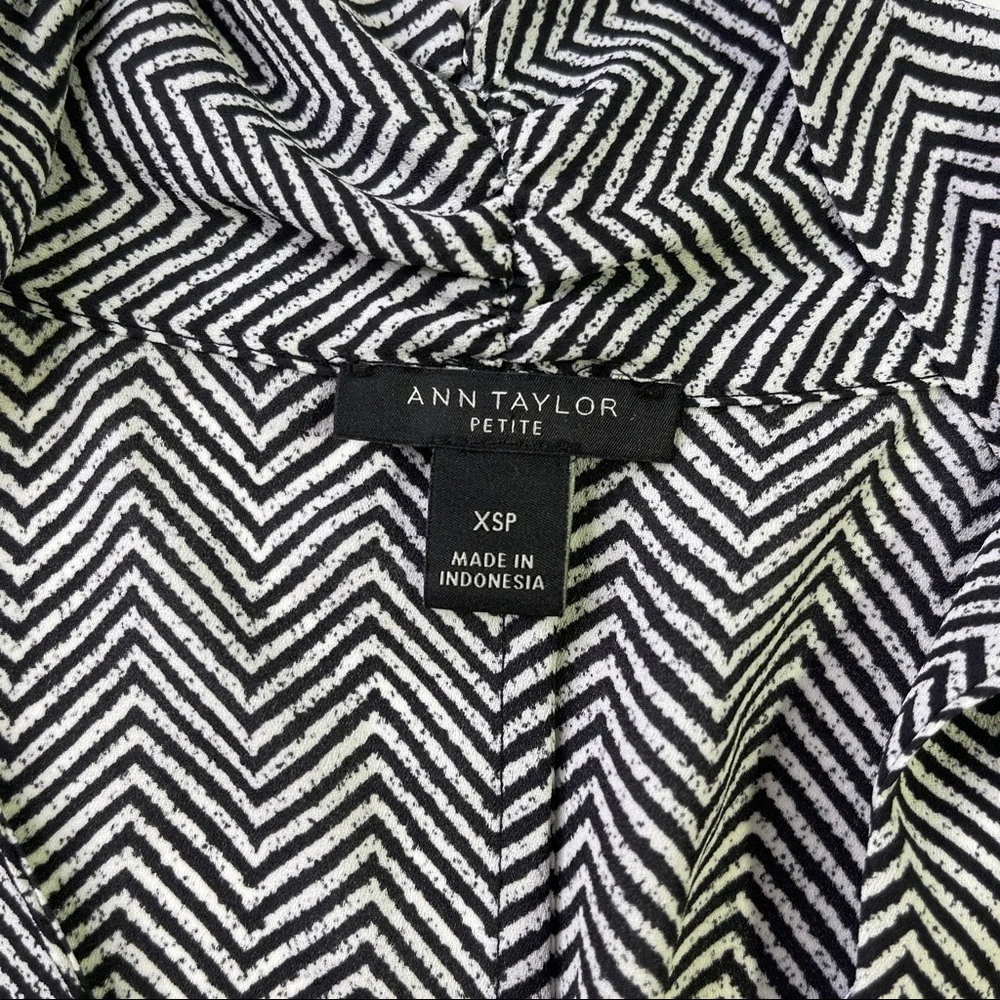 Ann Taylor Black White Zig Zag Bow Neck Top Size XSP - Picture 3 of 8